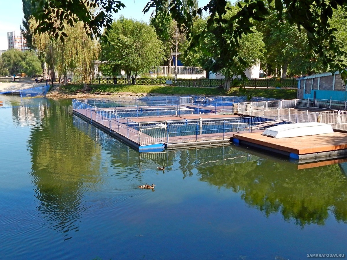 озеро в парке металлургов