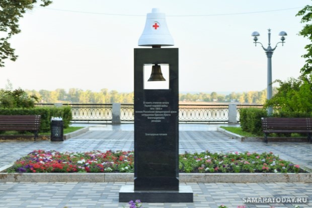 Памятник «Корабельная рында теплохода Кашгар»