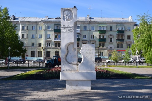 Памятник-стела Владимиру Высоцкому в сквере Высоцкого
