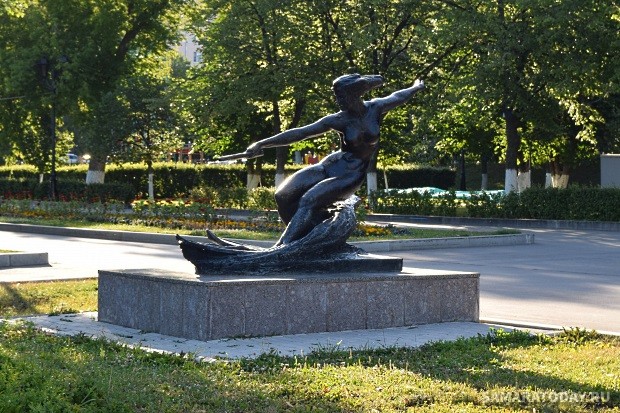 Скульптура «Водная лыжница»