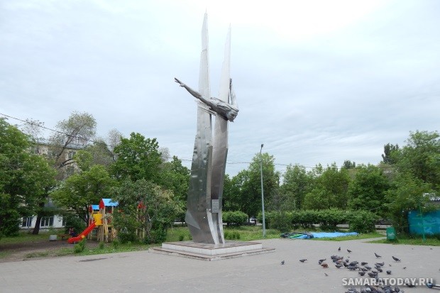 Памятник пилоту Ольге Санфировой