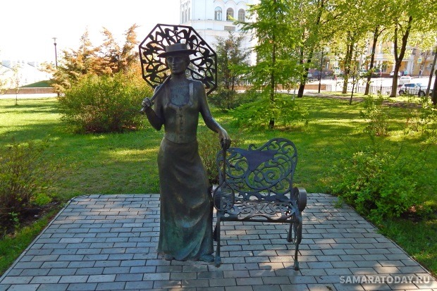 Скульптура «Дама с ракеткой»