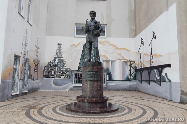 Памятник российскому инженеру