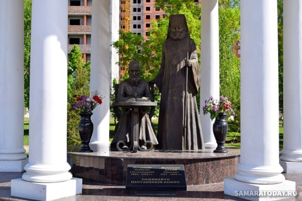 Памятник и часовня митрополиту Мануилу и митрополиту Иоанну