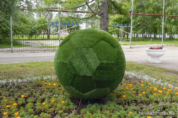 Зеленый арт-объект «Футбольный мяч»