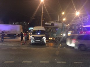 В Самаре произошло столкновение маршрутного автобуса и большегруза