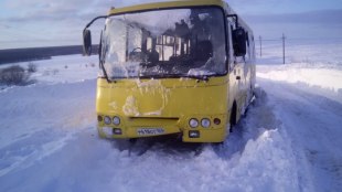 Полицейские освободили из снежного плена пассажирский автобус