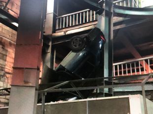 С 4 этажа упала машина с парковки ТЦ "Гудок"