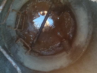 В Самаре обнаружен колодец, через который проходят и стоки, и самовольная водопроводная труба