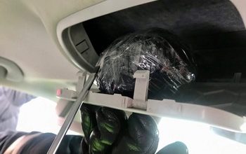 Полицейские обнаружили и изъяли около 400 грамм героина из тайника в солнцезащитном козырьке машины