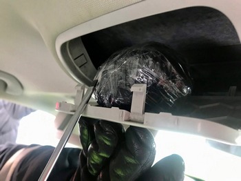 Полицейские обнаружили и изъяли около 400 грамм героина из тайника в солнцезащитном козырьке машины