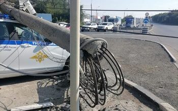В Самаре грузовой фургон повалил столб на патрульный автомобиль