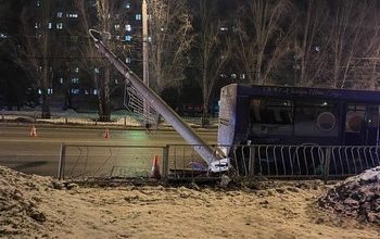 В Самаре троллейбус с 30 пассажирами влетел в столб, есть пострадавшие
