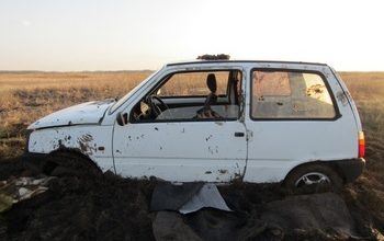 Угонщики застряли в грязи и бросили краденую машину