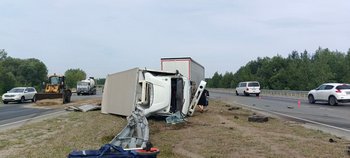 В Самарской области полицейские работают на месте ДТП двух грузовых автомобилей