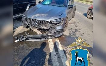 В Самаре сотрудники Госавтоинспекции работают на месте ДТП с элитным авто