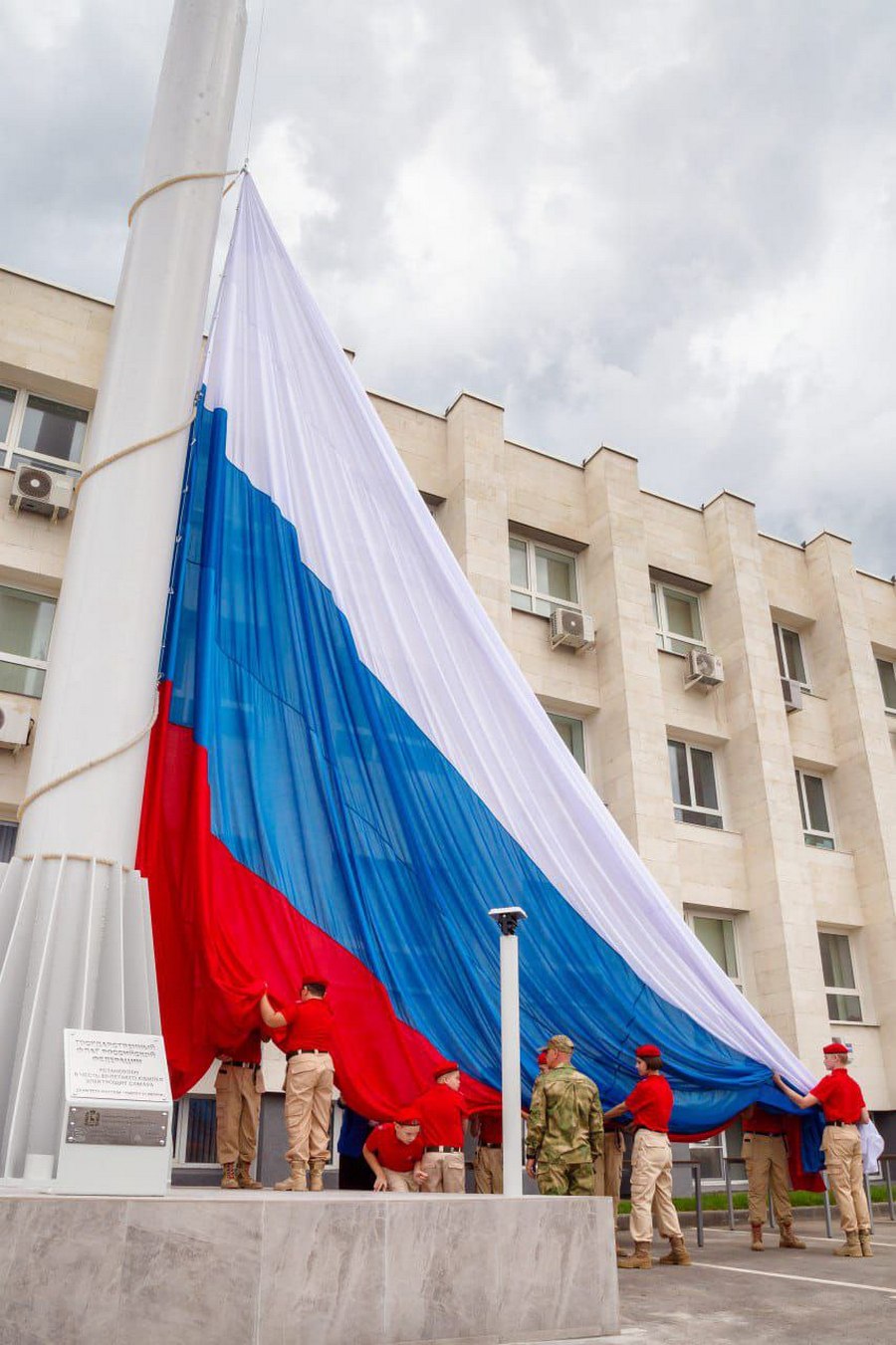 Дмитрий Азаров принял участие в церемонии поднятия самого высокого в Приволжье флага России