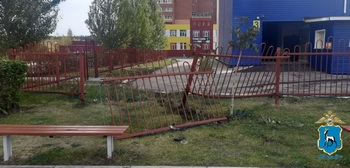 Задержан пьяный водитель на BMW, который снес ограждение возле многоквартирного дома 