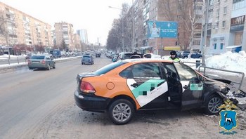Авария в Самаре: девушка потеряла контроль и разрушила пешеходное ограждение на Ново-Садовой