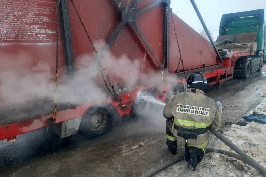 Большегруз в ловушке огня: пожар на трассе М5 возле гостиничного комплекса Югра
