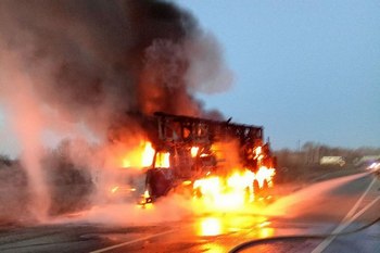 Шлейф огня на шоссе: пламя на проезжей части в Похвистневском районе было быстро погашено