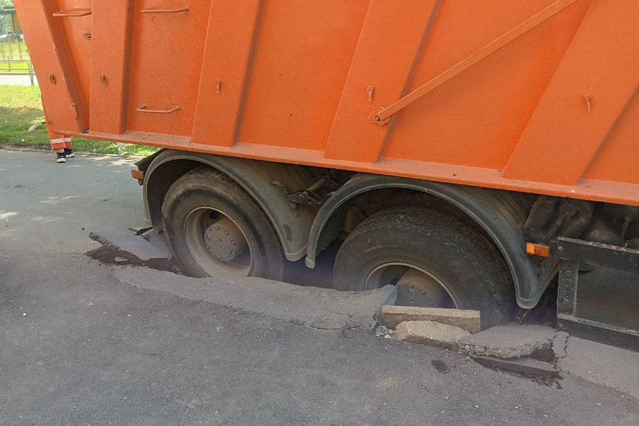 Эксклюзивные кадры: грузовик в Самаре провалился в люк на глазах у прохожих