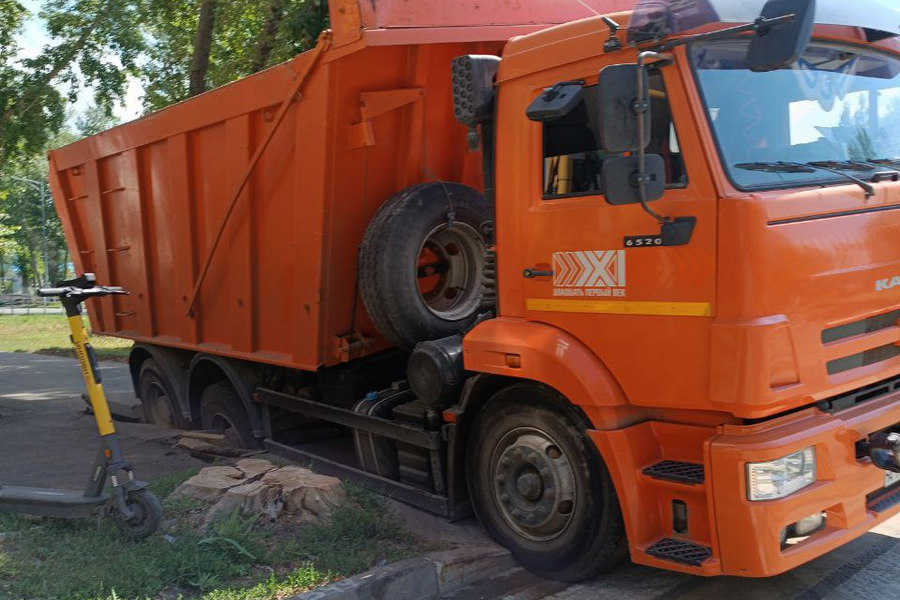 Эксклюзивные кадры: грузовик в Самаре провалился в люк на глазах у прохожих