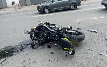 Водитель мотоцикла госпитализирован после ДТП на ул. Революционной в Самаре