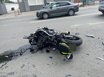 Водитель мотоцикла госпитализирован после ДТП на ул. Революционной в Самаре