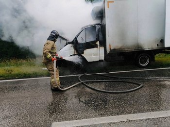 Пожар на дороге: спасатели потушили загоревшуюся ГАЗель в Безенчукском районе