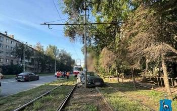 ДТП в Советском районе Самары: водитель госпитализирован после столкновения с бетонной опорой