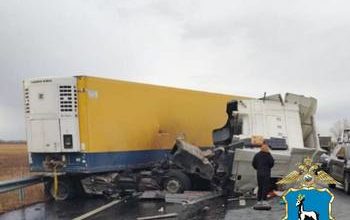 В Волжском районе: лопнувшее колесо стало причиной ДТП с DAF на трассе М-5