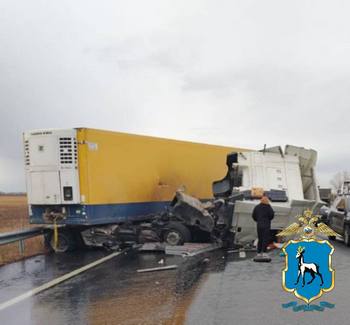 В Волжском районе: лопнувшее колесо стало причиной ДТП с DAF на трассе М-5