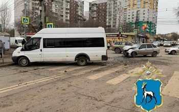 Столкновение ВАЗ-2114 с микроавтобусом в Самаре: есть пострадавшие