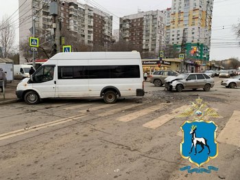 Столкновение ВАЗ-2114 с микроавтобусом в Самаре: есть пострадавшие