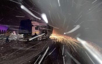 Наезд на осевое ограждение на автодороге М-5 „Урал“: движение транспорта затруднено