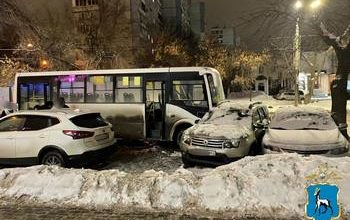 ДТП в Самаре: мужчина за рулем маршрутного автобуса врезался в четыре припаркованных автомобиля