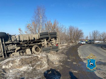 Водитель Scania чудом остался жив после опрокидывания грузовика в Волжском районе