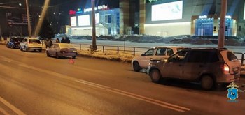 В Самаре сотрудники полиции разыскивают водителя Mercedes после ДТП с тремя автомобилями
