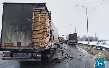 Спасатели и полицейские работали на месте ДТП с участием двух грузовиков на трассе М-5 «Урал»