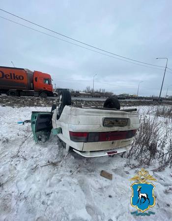 Большегруз vs ВАЗ: кто съехал в кювет на дороге Самара-Новокуйбышевск