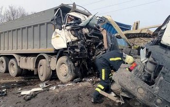 Трагедия на трассе Р-229: спасатели деблокировали тело водителя после лобового столкновения двух большегрузов