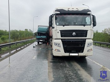 Дождливая погода стала причиной столкновения двух большегрузов