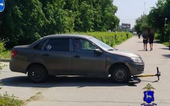 В Тольятти 43-летняя женщина за рулем Лада Гранта врезалась в электросамокат с подростками