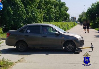 В Тольятти 43-летняя женщина за рулем Лада Гранта врезалась в электросамокат с подростками