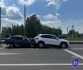 Водитель ВАЗ и его пассажир попали в больницу после столкновения с Mazda