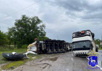 Водитель грузовика Renault Ultra опрокинул полуприцеп-цистерну