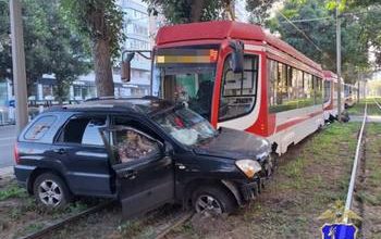 ДТП в Самаре: 48-летняя женщина на KIA Sportage столкнулась с трамваем