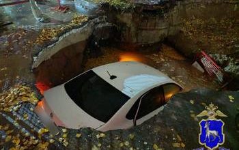 Съезд в котлован: госавтоинспекция проверяет ДТП с участием Volkswagen на ул. Ново-Садовойия и съезд в котлован во время дождя