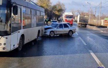 Стоявший на остановке автобус МАЗ стал жертвой ДТП с участием Ford в Самаре